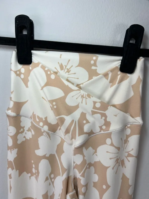 Offline By Aerie Real Me Super Flare Crossover HiRise Leggings Tan Floral Y2K XS - Image 4