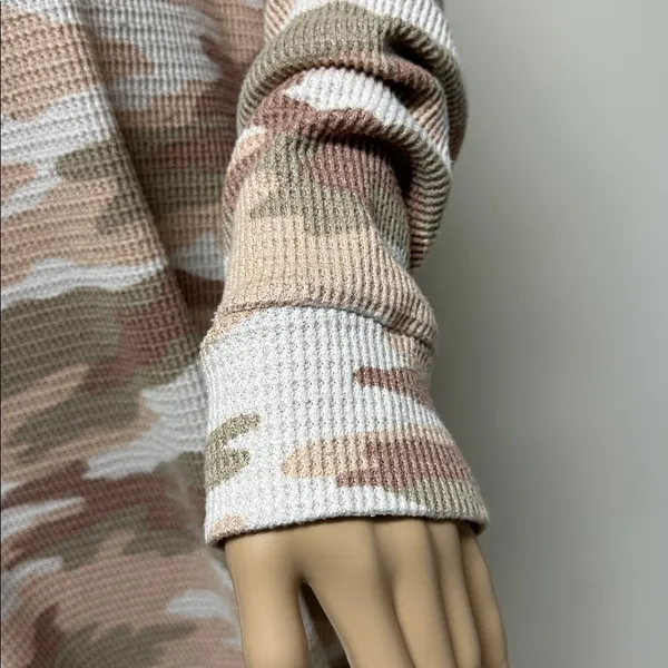 American Eagle Long Sleeve Oversized Peach/Nude Camo Waffle V Neck Top size XL - Image 4