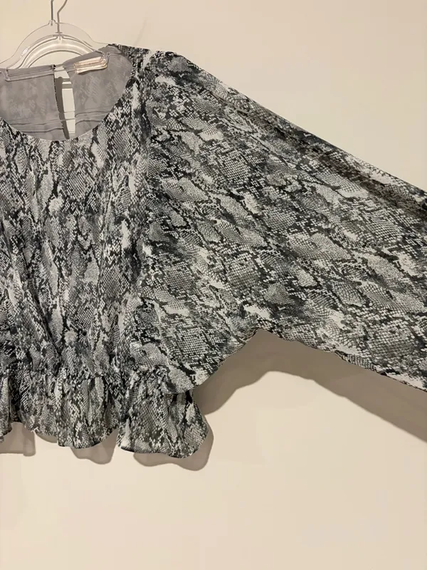 Altar'd State Top Snake Skin Print Sheer Lined Elastic‎ Waist grey medium - Image 7