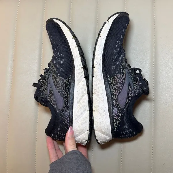 Brooks Women's Black and Purple Trainers - Image 11
