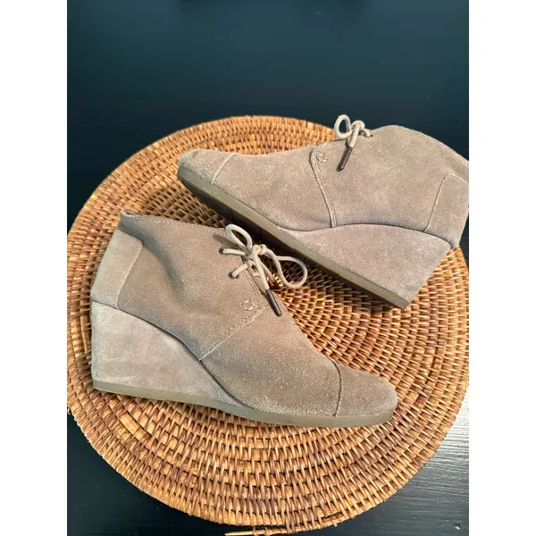 TOMS Desert Wedge Taupe Suede Lace Up Ankle Booties Womens‎ 8.5 Heel Shoes - Image 8