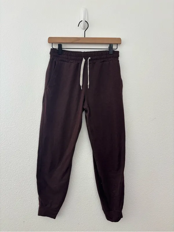 Vuori performance joggers in mahogany heather - Image 2