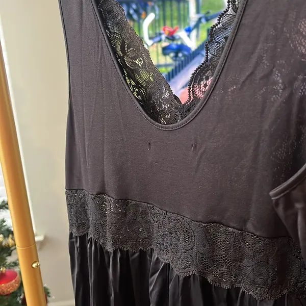 Shadowline size Large Elegant Black Lace Nightgown - Image 7
