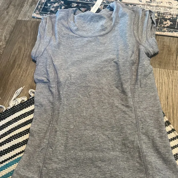 Lululemon short sleeve athletic top in size 4z. - Image 6