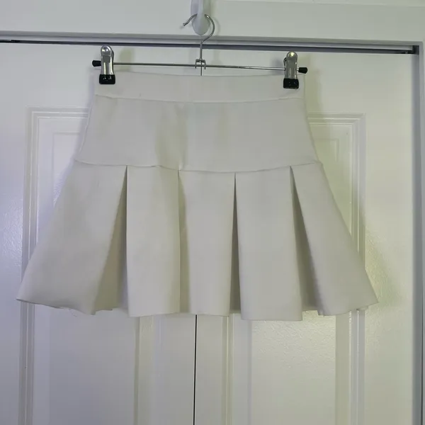 Revolve Lioness Pleated White Mini Skirt XS - Image 2