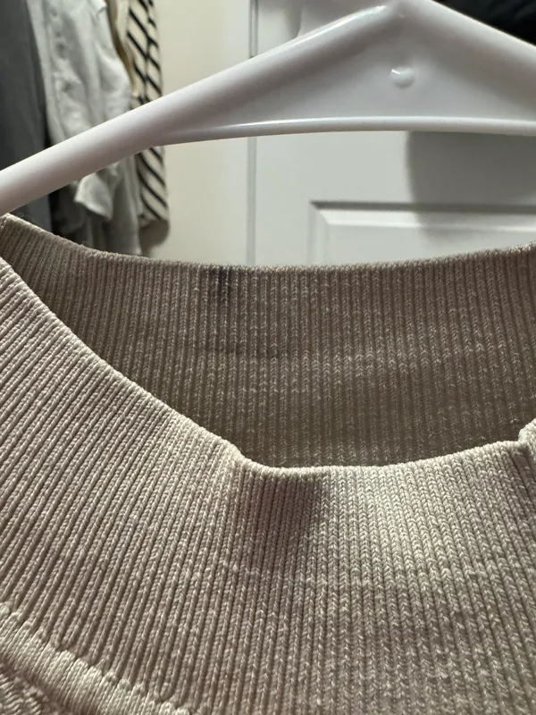 Aritzia Babaton Crop Top - Image 3