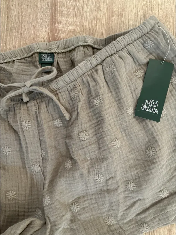 Wild Fable dark taupe linen shorts with small floral design - Image 2