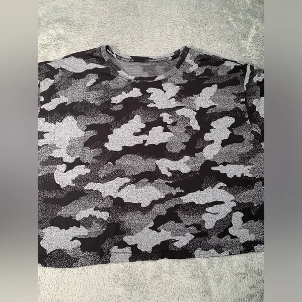 Lululemon athletica Camo cropped T-Shirt - Black and Gray - Image 3