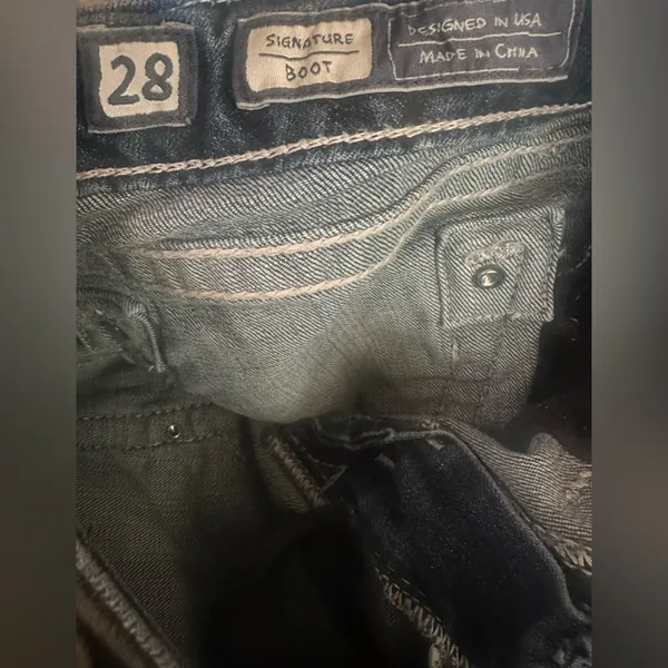 Miss Me jeans size 28/34 signature boot gorgeous jeans mint condition. Preowned - Image 3