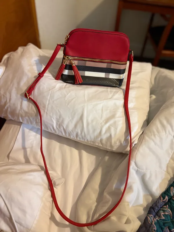 Cute And Classic Crossbody Purse With Plaid Design. - Image 7