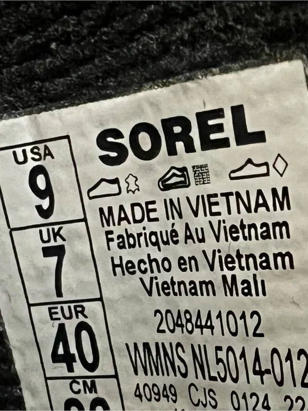 Sorel Women's Caribou X Platform Chelsea Boots in size 9. - Image 10