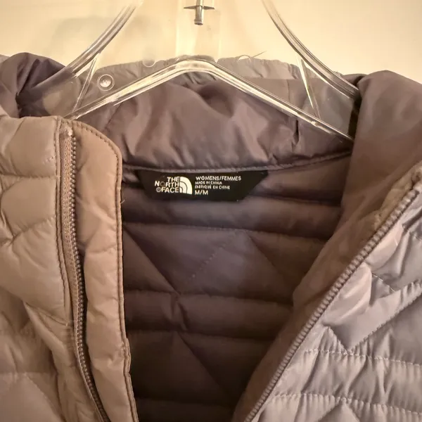 The North Face Women's Light Gray Hooded Puffer Jacket - Image 2