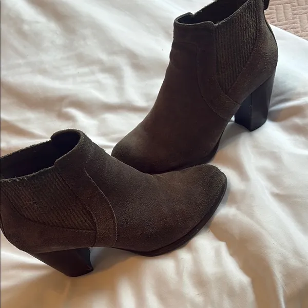 UGG Brown leather/suede Ankle Booties with Chunky Heel - Image 4