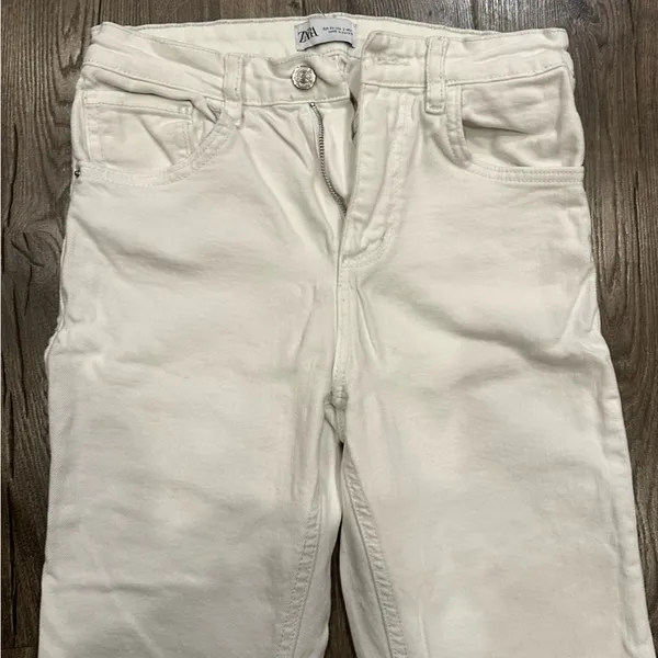 Zara Women’s White Hi-Rise Straight Jeans Size 2 Ankle Length Raw Hem Edge - Image 2