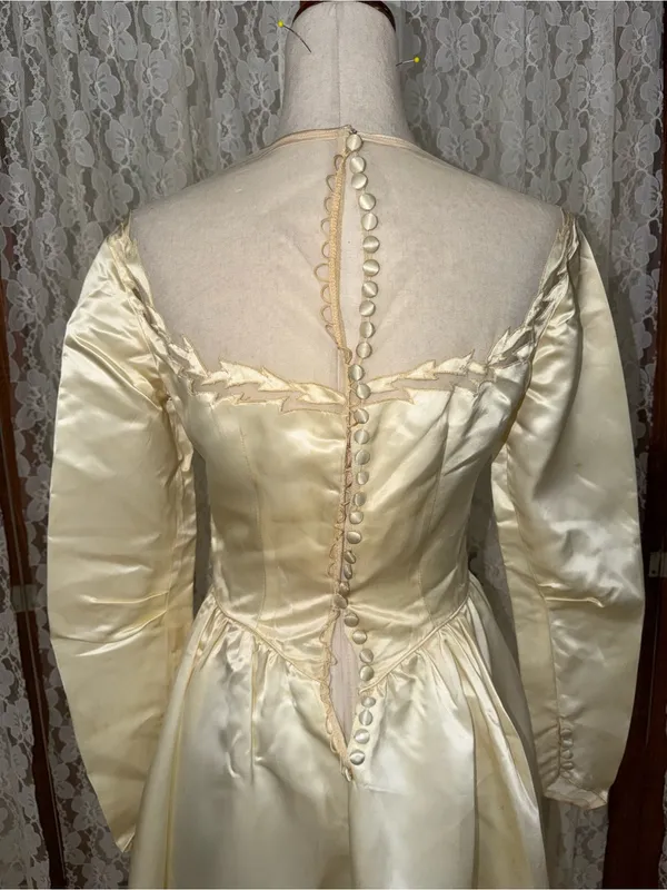 Beautiful Vintage 1940s/50s Liquid Satin Tea Length Wedding Gown - Image 9