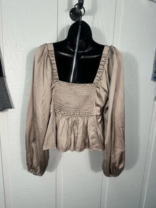 Abercrombie & Fitch Beige Ruched Top Size Medium EUC - Image 4
