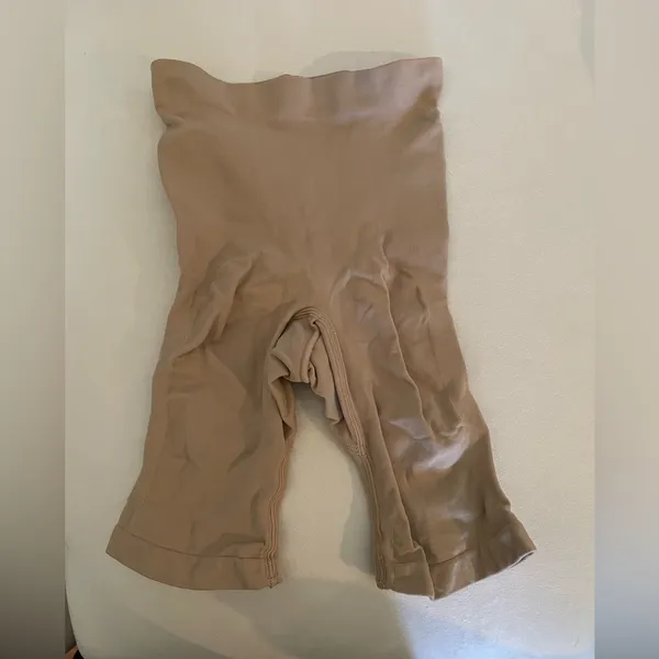 Skims NWOT Sculpting Shorts Size S/M Nude Color - Image 2