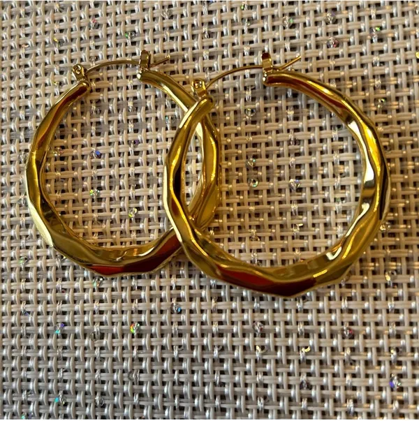 Hoop earrings gold cutted surface - Image 3