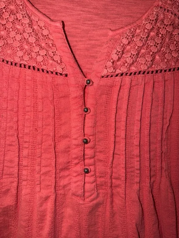 Gloria Vanderbilt Zuri Roll Up Sleeve Blouse Size L Coral Pink Crochet - Image 6