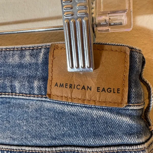 American Eagle Strigid Mom Jeans Womens 8 Short Medium‎ Wash Distressed Ripped - Image 5