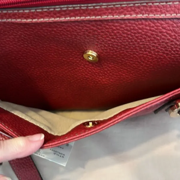 NWT First Issue red pebbled faux leather bag 1 inside & outside pocket zip close - Image 5