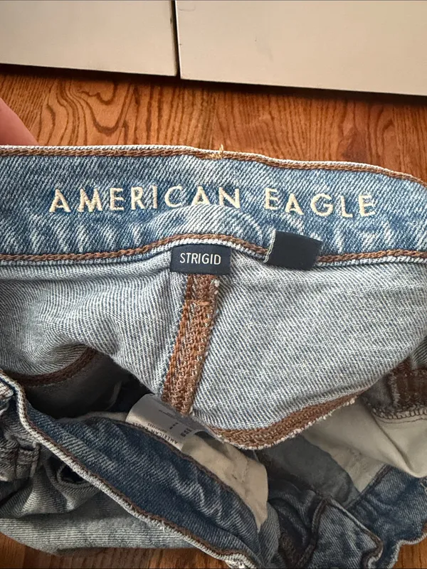 American Eagle Relaxed Light Blue Distressed Denim Shorts Size 8 - Image 5