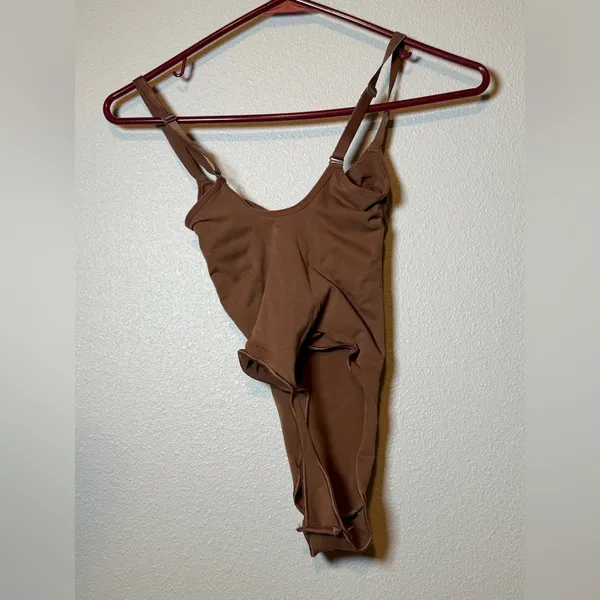 Skims seamless sculpt thong bodysuit jasper. NWOT medium $70. - Image 5