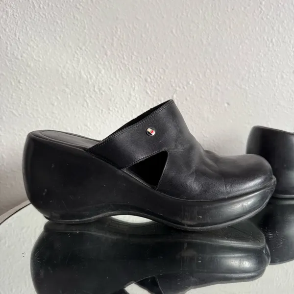 TOMMY HILFIGER Vintage 90s Y2K Black Leather Chunky Platform Slip On Clog Mules - Image 3