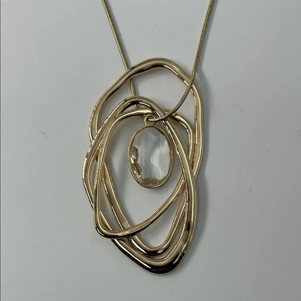 Elegant Gold Pendant Necklace - Image 2