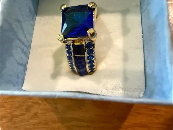 Vintage Gold-Tone Ring with Royal Blue Gemstone Accents Size 7.5 - Image 4