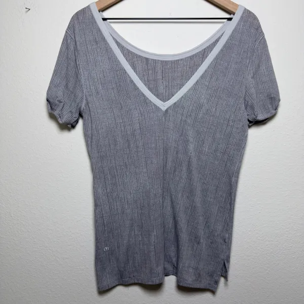Lululemon Women Top‎ 8 Grey Short Sleeve V-Neck Scoop Neck Tee Casual - Image 5