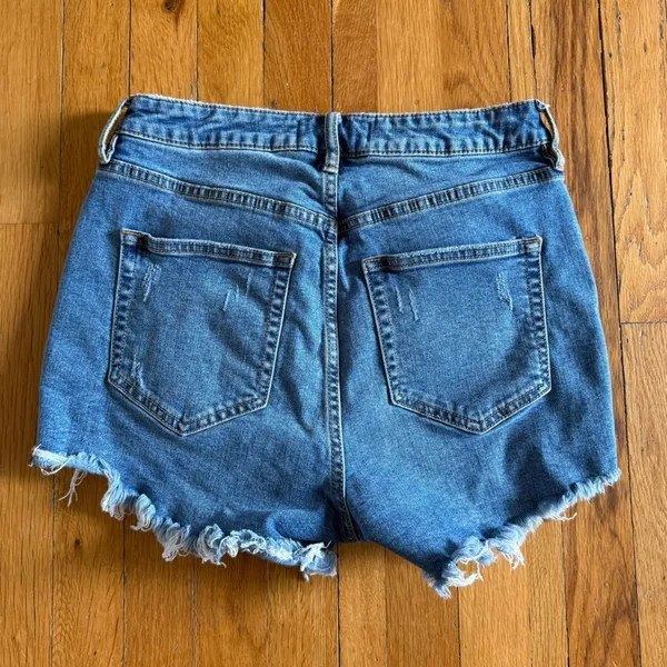 WE THE FREE Curvy High Rise Denim Shorts medium Wash‎ size 28 - Image 3
