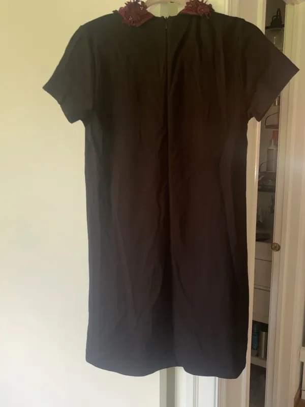 AQUA Black Shift Dress Burgundy 3D Floral Collar Size M - Image 4