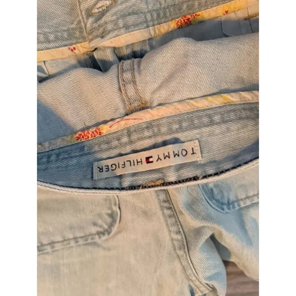 Tommy Hilfiger women's size 6 blue denim jean shorts - Image 2