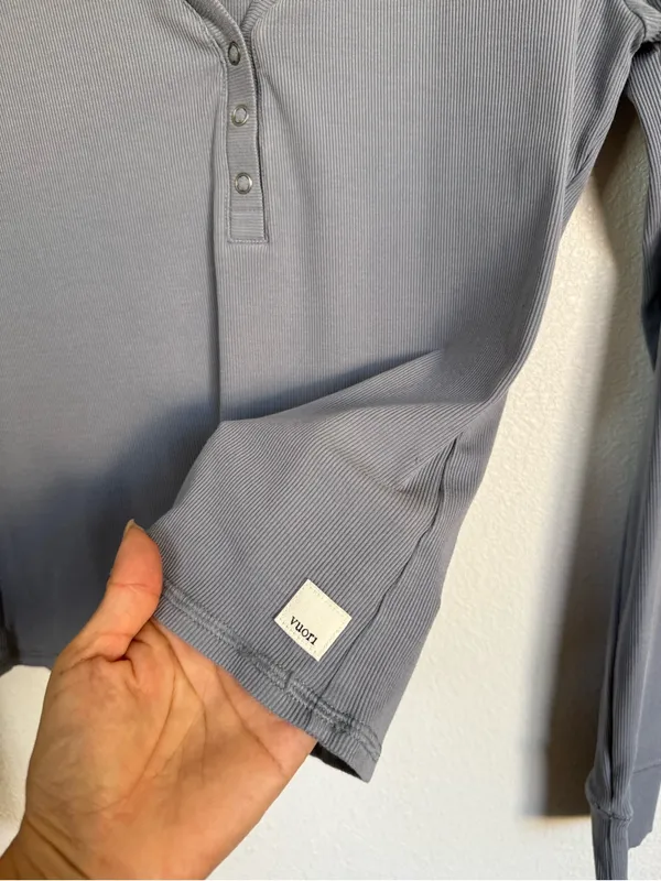 Vuori Ribbed Long Sleeve Henley Top Blue Gray Size M Stretch Athleisure - Image 4