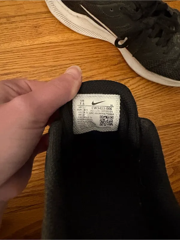 Black Nike Sneakers Size 7.5 - Image 6