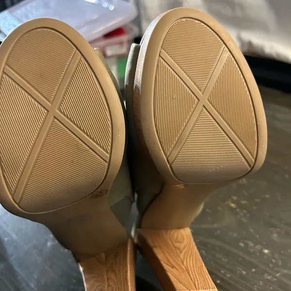 Chinese Laundry Women's olive Mules - Image 6