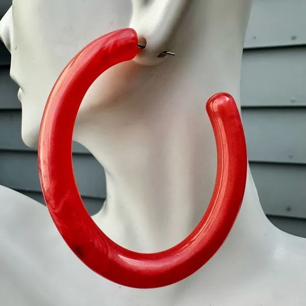 Large pink lucite hoop earrings - Image 6