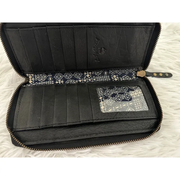 Lucky Brand black leather zip-around wallet with a gold‎ plate detail - Image 6