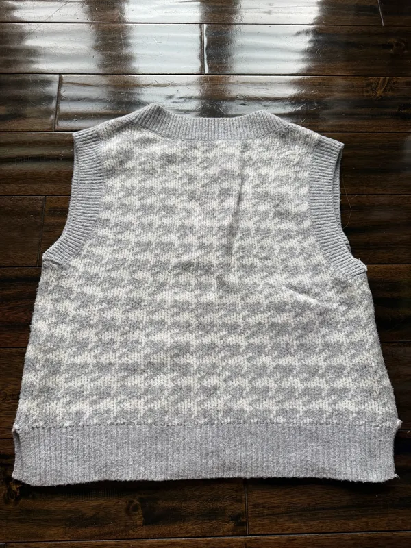 Abercrombie Gray and White Houndstooth Vneck Sweater Vest - Image 4