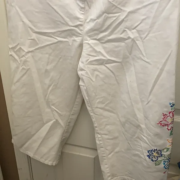 FINAL MARKDOWN Embroidered Koret capris 16p White - Image 2