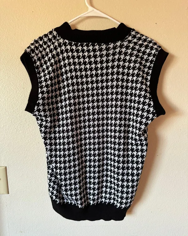 Black and White Sweater Vest Size M - Image 3