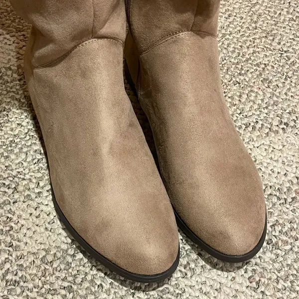 Boots Size 9 - Image 2