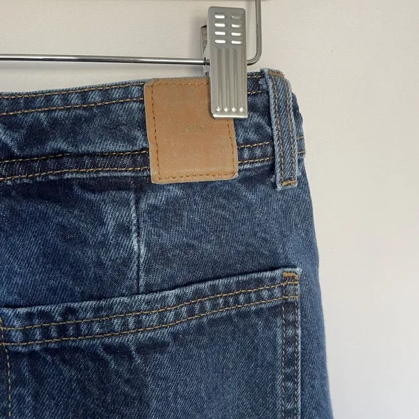 Zara medium wash‎ denim jeans straight leg women's size 6 pockets double buttons - Image 5