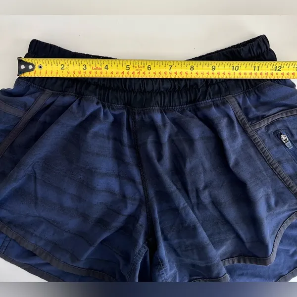 Lululemon women blue stripe print shorts 6 - Image 4