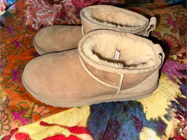 UGG Classic Ultra Mini $165MSRP - Image 5