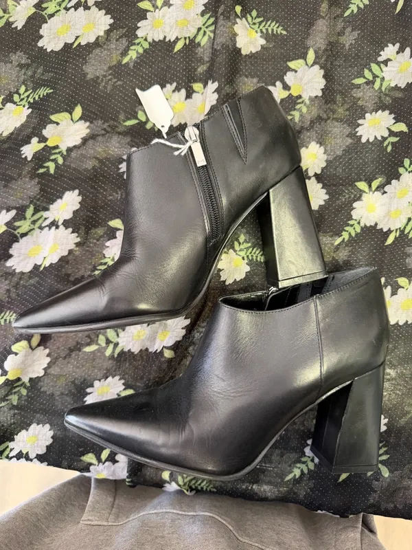 Marc Fisher Women’s Black Pointed Toe Ankle Booties with Side Zip. Size: 8M - Image 4