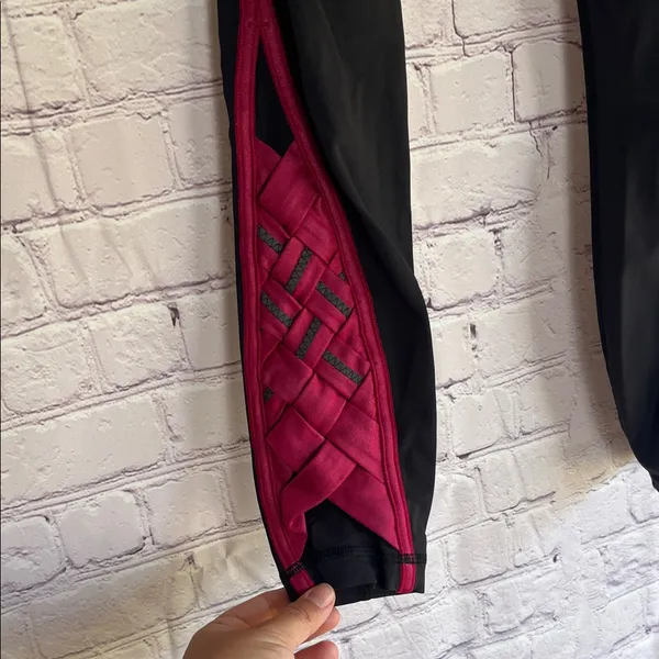 Lululemon Athletica Black and‎ Pink leggings Woman’s Size 2 - Image 5