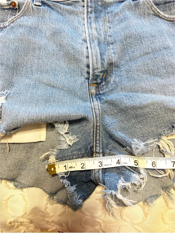 Abercrombie & Fitch The Mom Short High Rise Distressed Medium wash size 12 - Image 5