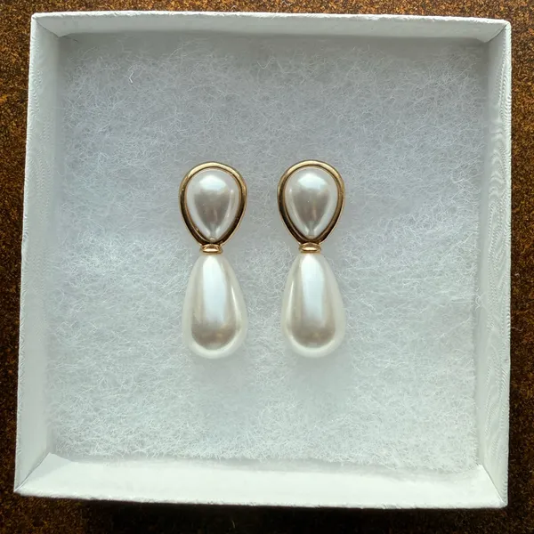 Teardrop pearl and gold bridal earrings - Image 2